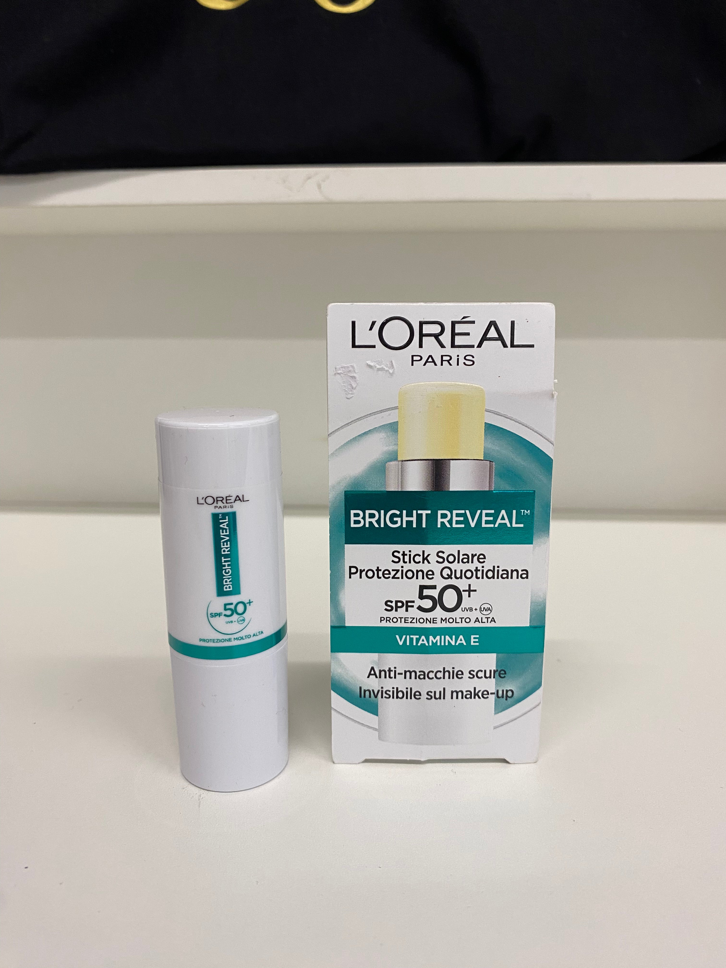 L'OREAL	BRIGHT REVEAL STICK SOLARE SPF 50+  VITAMINA E