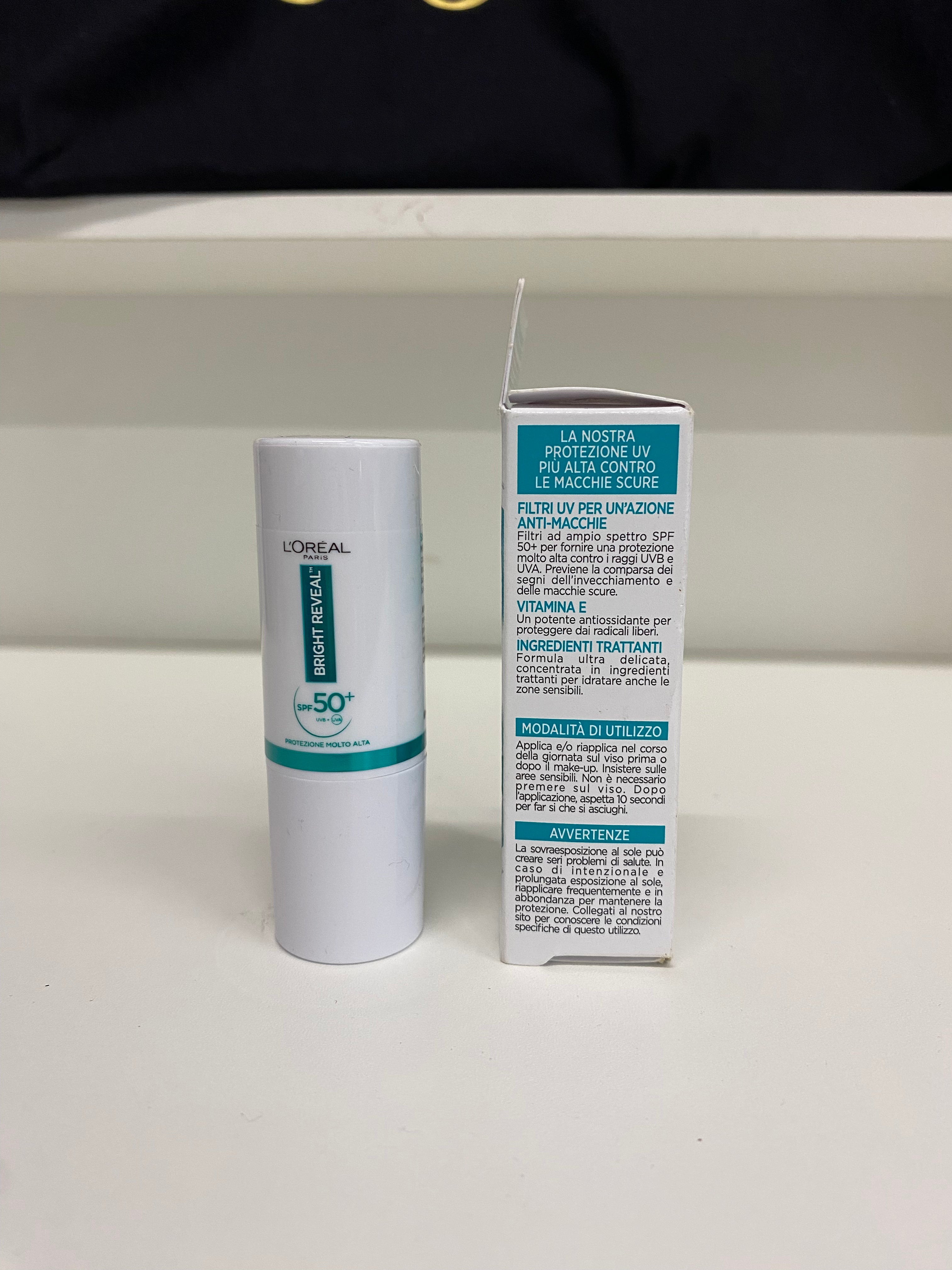 L'OREAL	BRIGHT REVEAL STICK SOLARE SPF 50+  VITAMINA E