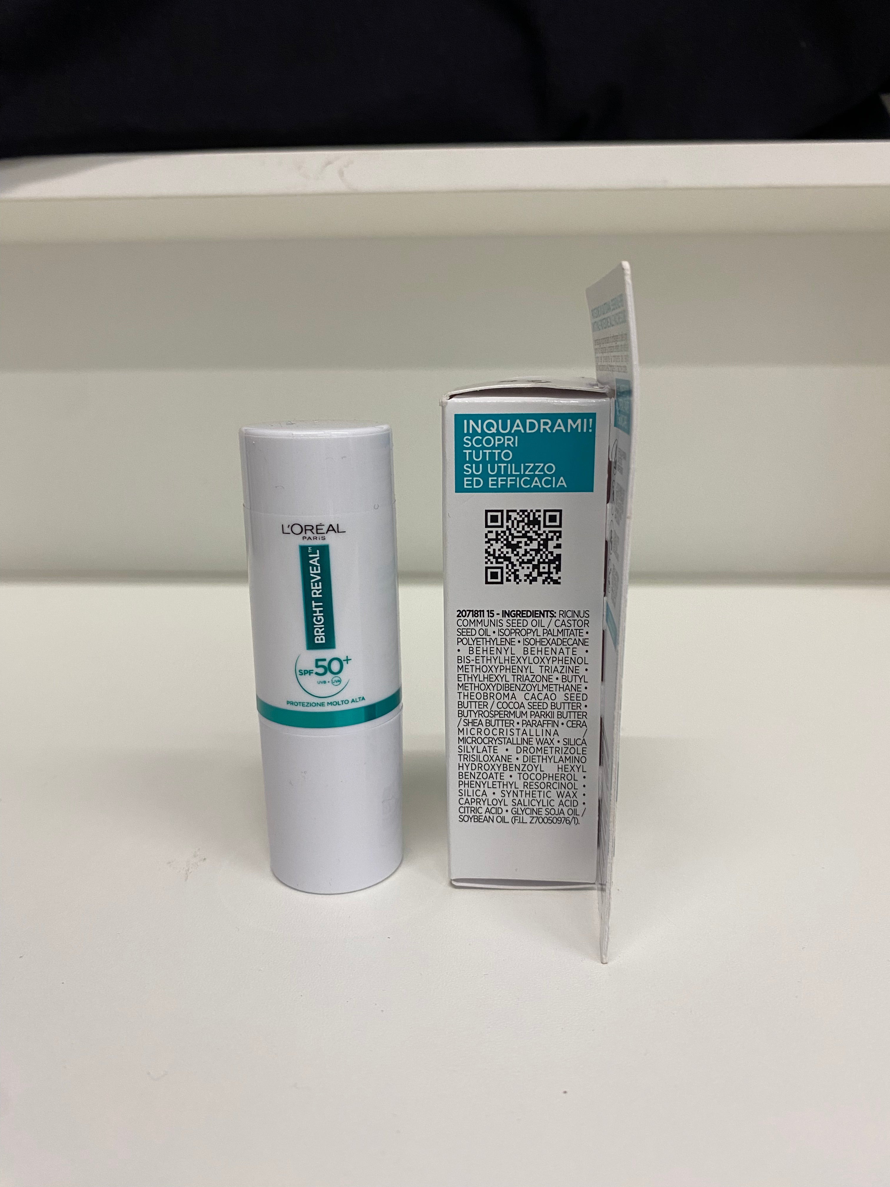 L'OREAL	BRIGHT REVEAL STICK SOLARE SPF 50+  VITAMINA E